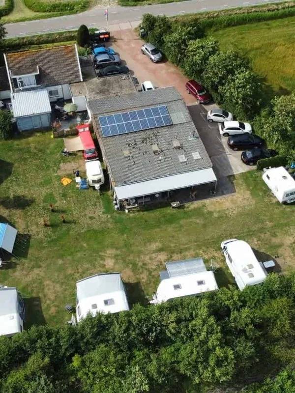 Luchtfoto van Camping Klinkertje met caravans op het veld